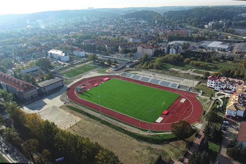 Kompleks Sportowy Grunwaldzka 244 obejmuje Stadion Lekkoatletyczny i Rugby arenę sportową z boiskiem do gry w rugby i piłkę nożną o wymiarach 64 102 m o nawierzchni naturalnej z oświetleniem