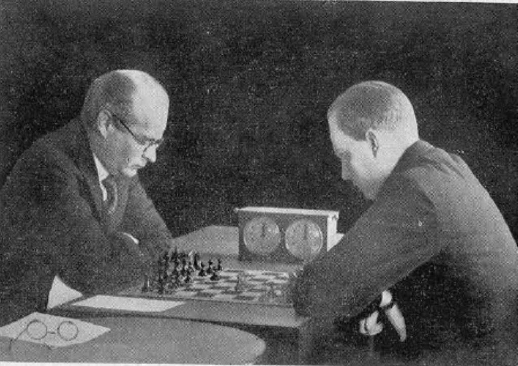 4231.Partia pionem hetmańskim [D02] Göteborg 1934 Partia 8, 12 lutego 1934 69.Ke5 We8 70.Wa6 Sc8 71.Kf6 Sb6 72.Wa1 i czarne poddały się. Nimzowitsch (Dania) Stahlberg (Szwecja) 1.d4 d5 2.Sf3 Sf6 3.