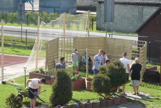 1. Zielona sala lekcyjna Uczniowie wykorzystując zakupione w ramach projektu ławeczki, wyniesione grządki