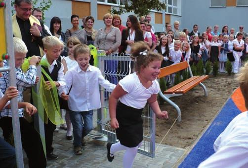 Plac zabaw Świetlica W tym roku podczas wakacji świetlica Oratorium przy parafii N.M.P. Matki Kościoła w Poznaniu, postanowiła zorganizować dwa turnusy półkolonii dla dzieci z szkół podstawowych.