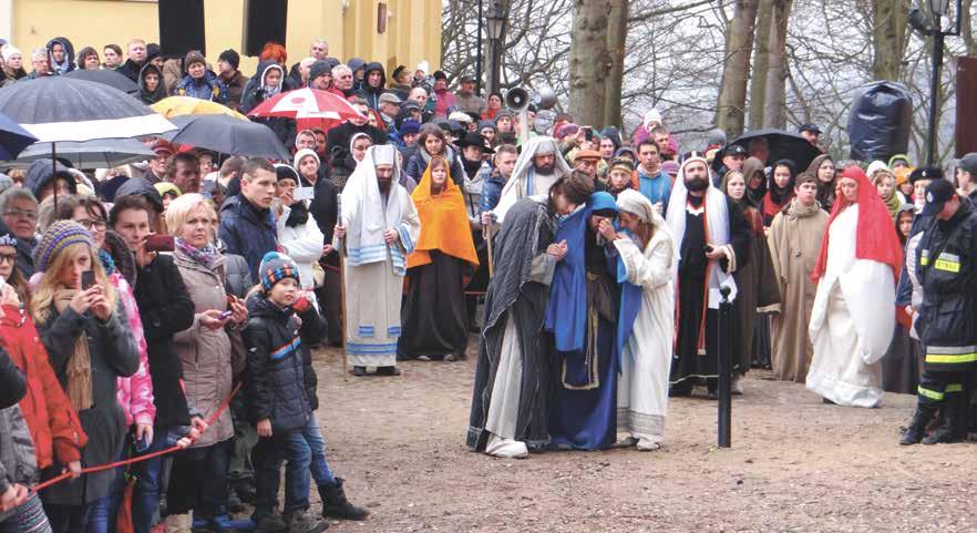 2 kwietnia 2015 FOTOREPORTAŻ Najpierw było radośnie. Barwny pochód, kolorowe palmy, śpiew i owacje.