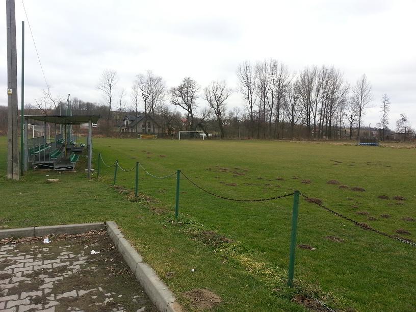 Są to obiekty częściowo należące do gminy, a częściowo do straży pożarnej. Te drugie są w lepszym stanie i służą rozgrywkom piłkarskim.