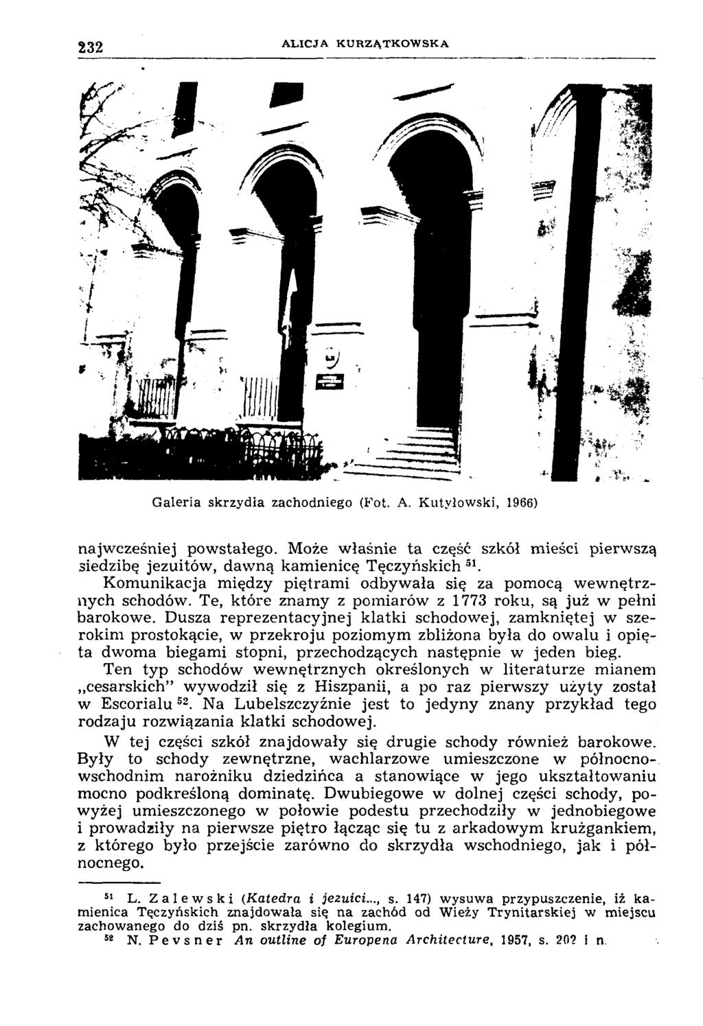 232 A L IC JA K U R Z Ą T K O W SK A Galeria skrzydła zachodniego (Fot. A. Kutylowski, 1966) najwcześniej powstałego.