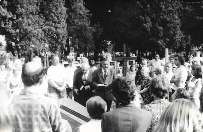 W dniu 14 lipca 1976 r., po napisaniu dwóch długich listów i daniu dyspozycji żonie odnośnie do swego pogrzebu jakby przeczuwał co ma się stać w późnych godzinach wieczornych odszedł do wieczności.