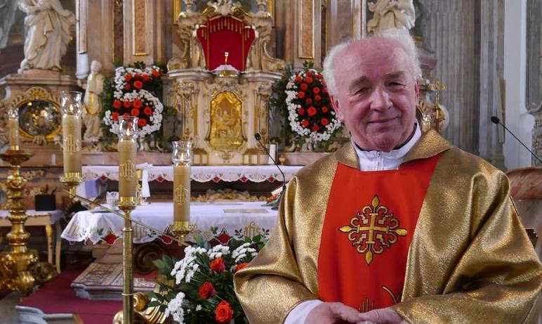 Sprawowana była przez 15 kapłanów, m.in. dziekanów brzeskich dekanatów Brzeg Północ oraz Brzeg Południe i głównym celebransem ks.