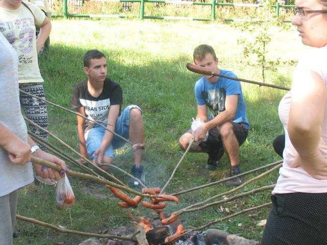 W jednej z plastikowych butelek, zadomowiła się mysz, co było powodem do pisków i śmiechów dziewcząt - choć nie tylko.