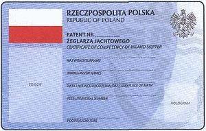 Nacisk na szkoleniu jest głównie kładziony na bezpieczeństwo, umiejętność manewrowania jachtem na żaglach i na silniku, przepisy, meteorologię, budowę jachtu, ale również na aspekty związane z