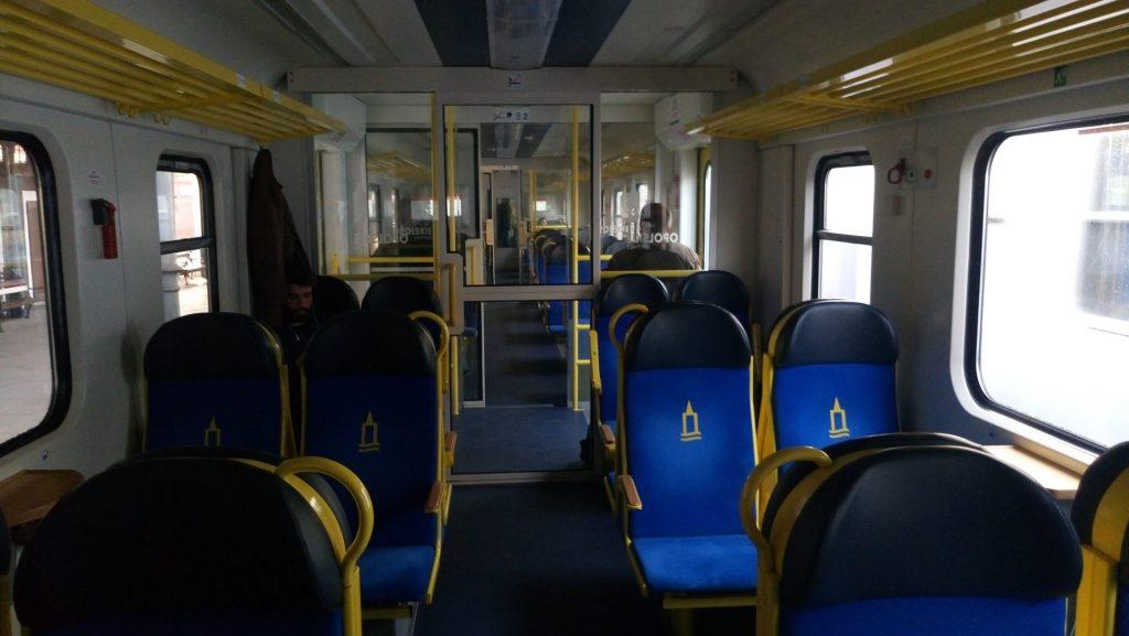 Wnętrza były modernizowane i tak największą modernizację przeszedł skład jeżdżący w barwach województwa Opolskiego Tutaj pojawiły się szklane ściany przedziałów, gniazdka elektryczne, winda dla