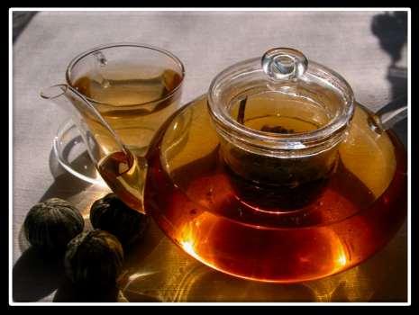 PARZENIE HERBATY Sposób parzenia herbaty: Dzbanek do parzenia herbaty sparzyć wrzącą wodą.