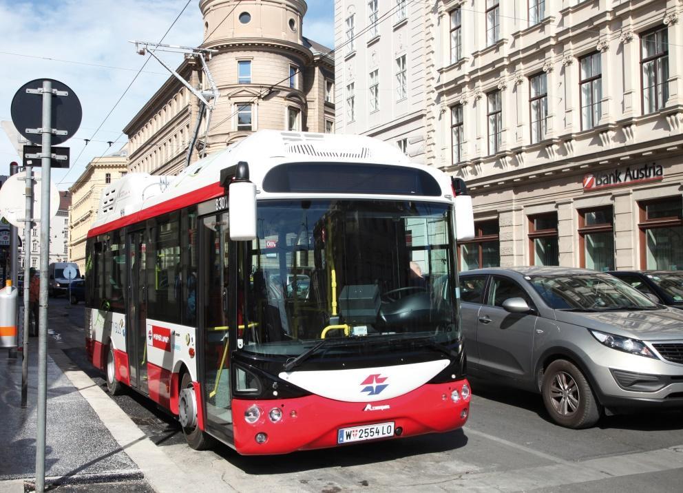 Rys. 5.1 Autobus Siemens Rampini ALE z pantografem w czasie ładowania. Źródło: materiały firmy Siemens (http://www.siemens.