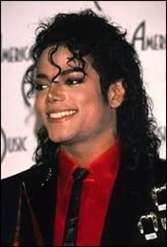 MICHAEL JOSEPH JACKSON Michael Jackson - zwany KRÓLEM POPU urodził się 29 sierpnia 1958 r. w Gary, zmarł 25 czerwca 2009 r. w Los Angeles.