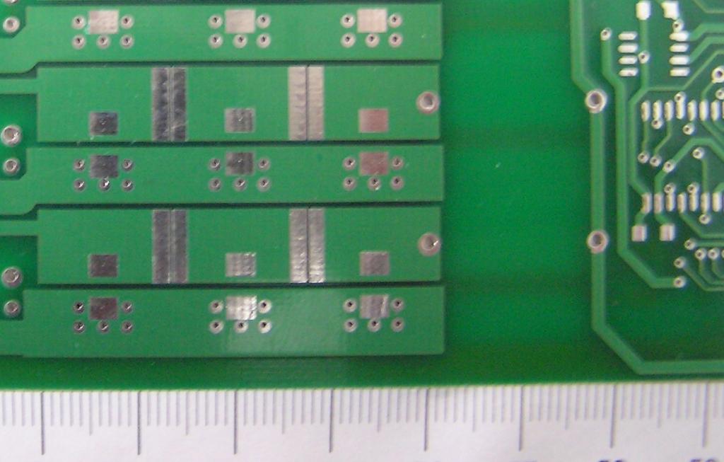 Rys.1. Widok fragmentu badanego obwodu drukowanego Pomiary wykonano w układzie technicznym stosując napięcie pomiarowe 100V DC i elektrometr K602. Wybrane wyniki przedstawiono w tabeli 1. Lp. 1 2 Tab.