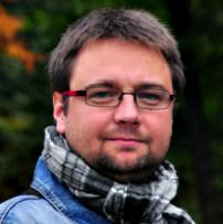 Bartosz Dominiak Autor od zawsze związany z Ursynowem mieszka tu od 1 roku życia, czyli od 1977 roku. Tu się nauczył chodzić i mówić. Tu się wychował i spotkał pierwszych przyjaciół.