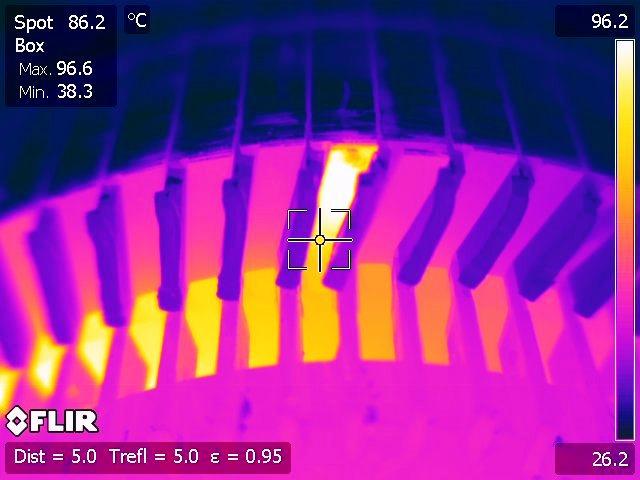 Termogram przedstawia połączenie wału z konstrukcją wirnika Rys. 15. Zwarcie blach żelaza czynnego przy luźnym pręcie biernym Rys. 14.