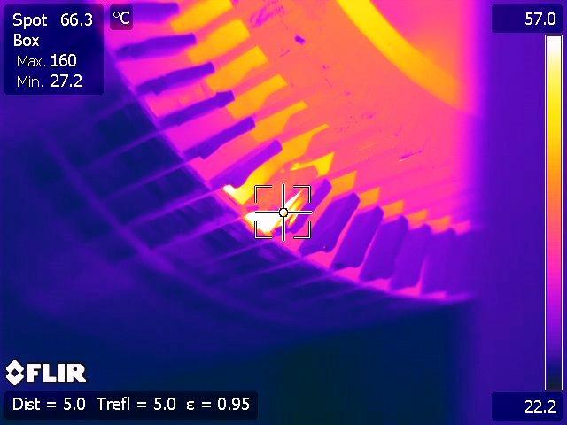 13 i 14 termogramy ujawniają wysoką temperaturę w okolicach mocowania wału do klatki wirnika, trzeba zaznaczyć, że nie są symetrycznie rozmieszczone wokół wału.