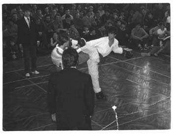16 2. ZARYS HISTORII TAEKWON-DO W LUBARTOWIE cz II Lata 1986 1987 Śmiało można powiedzieć, że omawiany okres w poważnym stopniu wytyczył późniejszy kierunek rozwoju taekwon-do.