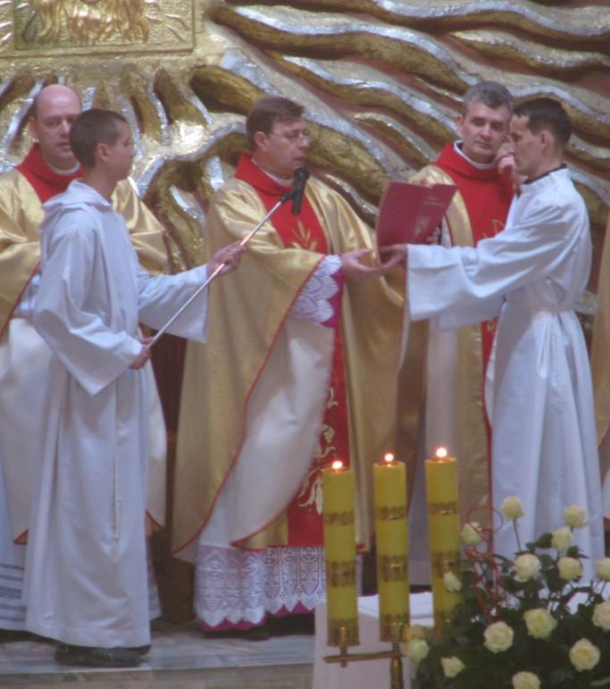 POSŁUGA W CZASIE LITURGII Mszał podaje tak, by celebrans widział wyraźnie tekst robi to w sposób naturalny i by się zbytnio nie zmęczyć (jeśli