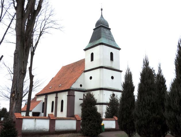 czwartej kondygnacji kwadratowy otwór okienny w oprofilowanej, szerokiej opasce.