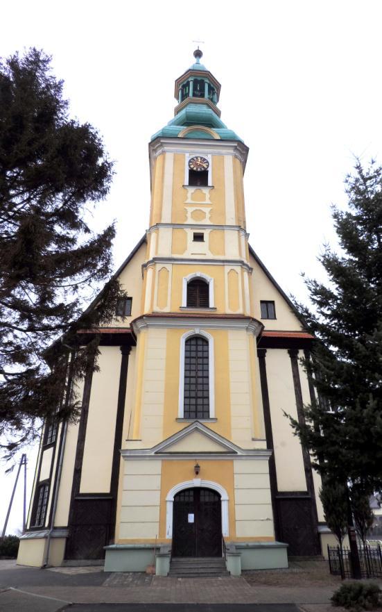 kondygnacjach - koliste otwory okienne (analogiczne w szczycie fasady i ścianach klatki schodowej), w ostatniej - okna arkadowe.