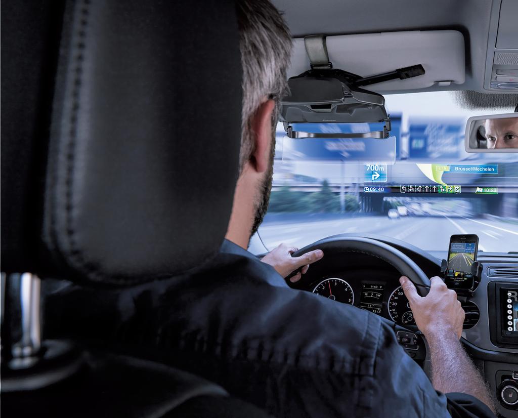 WY Ś WIET L ACZ HUD WYŚWIETLACZ HUD ZAWSZE PATRZ DO PRZODU Pionierska technologia Head-Up Display w Twoim samochodzie sprawi, że jazda stanie się łatwiejsza, bezpieczniejsza i ciekawsza.