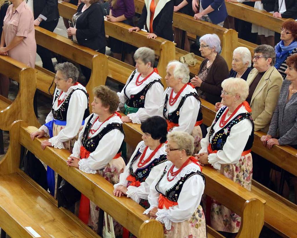 Adam odwiedzą swoich chorych zarówno w lipcu, jak i w sierpniu. 4.