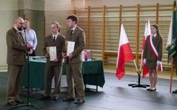 Wojciech Kubica wręcza dyplom potwierdzający przyznanie stypendium ZLP w RP uczniowi Zespołu Szkół Leśnych i Ekologicznych w