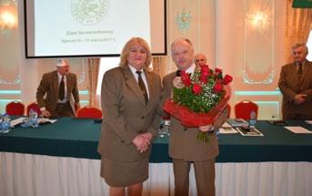 Bronisław Sasin składa podziękowania Barbarze Iwańskiej za działalność w Radzie Krajowej. Zjazd udzielił absolutorium ustępującym władzom ZLP w RP oraz wybrał nowe kierownictwo na kadencję 2017-2022.