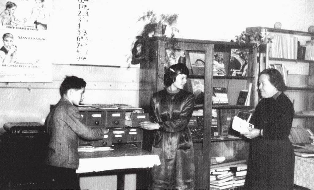 Z dziejów Szkoły Podstawowej nr 1 w Strzelcach Krajeńskich w latach 1945 2004 133 Uczniowie w bibliotece wraz z opiekunem J.