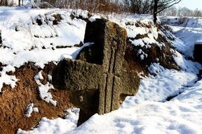 Jedną z orzekanych przez ówczesne sądy kar za morderstwo był obowiązek wykucia kamiennego krzyża, dowodu odbytej przez sprawcę pokuty za popełnioną zbrodnię i warunek pojednania z rodziną ofiary.