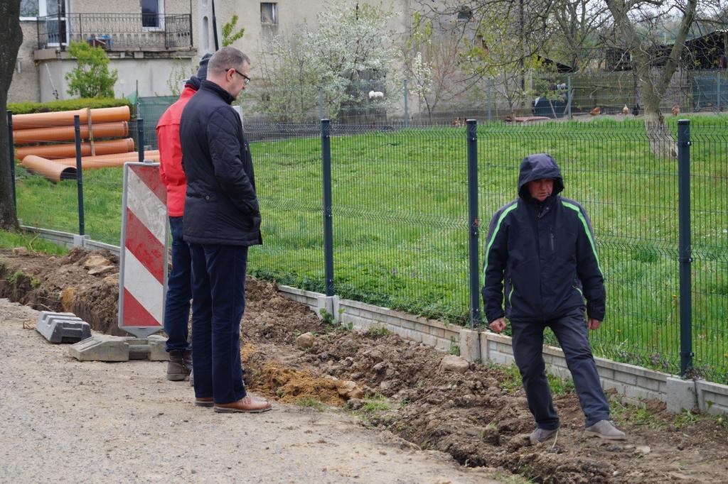 Realizacja inwestycji Przebudowa drogi wraz z budową chodnika i kanalizacji deszczowej w Sichowie poprawa bezpieczeństwa