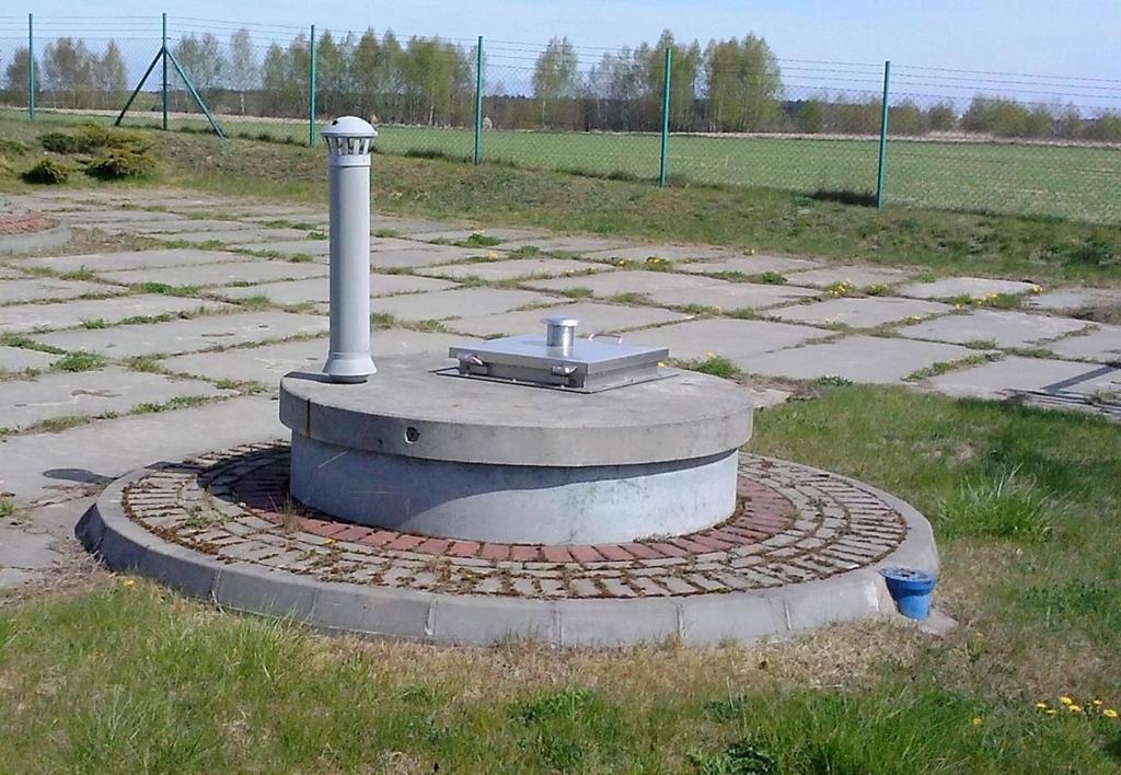 głębinowych utrzymane czysto, wentylowane poprzez zainstalowane kominki, które zabezpieczone są siatkami przeciw owadom i gryzoniom, włazy szczelnie zamknięte. Rys. 1.