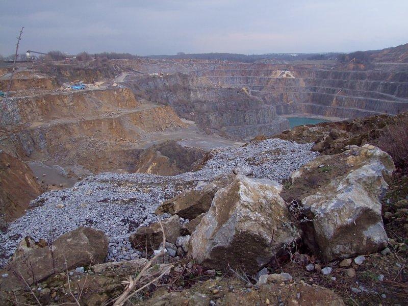 Charakterystyka materiałów odpadowych Pyły - ogólny termin stosowany do określenia cząstek ciała stałego różnej wielkości i różnego