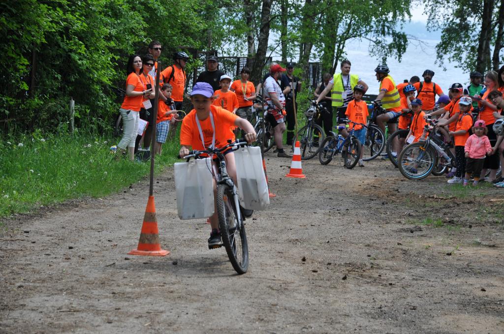 Na mecie rajdu czekały pierwsze konkurencje m.in. slalom rowerowy z torbami pełnymi książek Następnie wszyscy udali się na teren ośrodka Marina Poraj, by wziąć udział w kolejnych wydarzeniach.