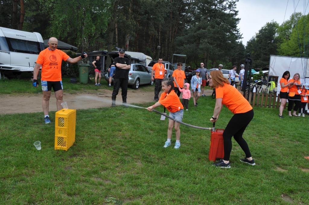 ...ubieranie pełnego stroju strażackiego...oraz strzelanie do celu z hydronetki. Po konkurencjach strażackich nadszedł czas na gry i zabawy dla dzieci.