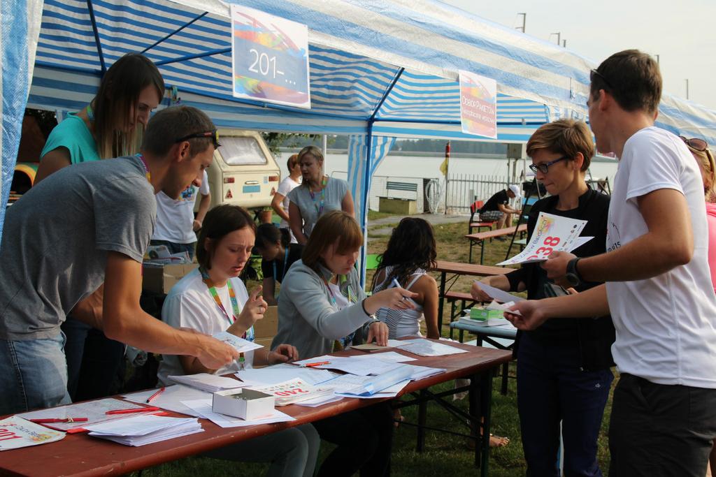 Fot.: Jolanta Lisowska, UG Poraj Od samego początku Biuro Zawodów miało dużo pracy W oczekiwaniu na rozpoczęcie biegu wszyscy zawodnicy chętnie poznawali uroki Mariny Poraj oraz prezentowali swoje