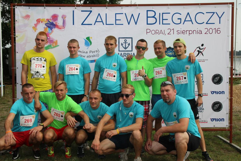 00 prowadzący zawody i odpowiedzialny za organizację biegu Adam Zaczkowski, kierownik Referatu Gospodarki Komunalnej, Inwestycji i Pozyskiwania Środków Urzędu Gminy Poraj, dał sygnał do rozpoczęcia