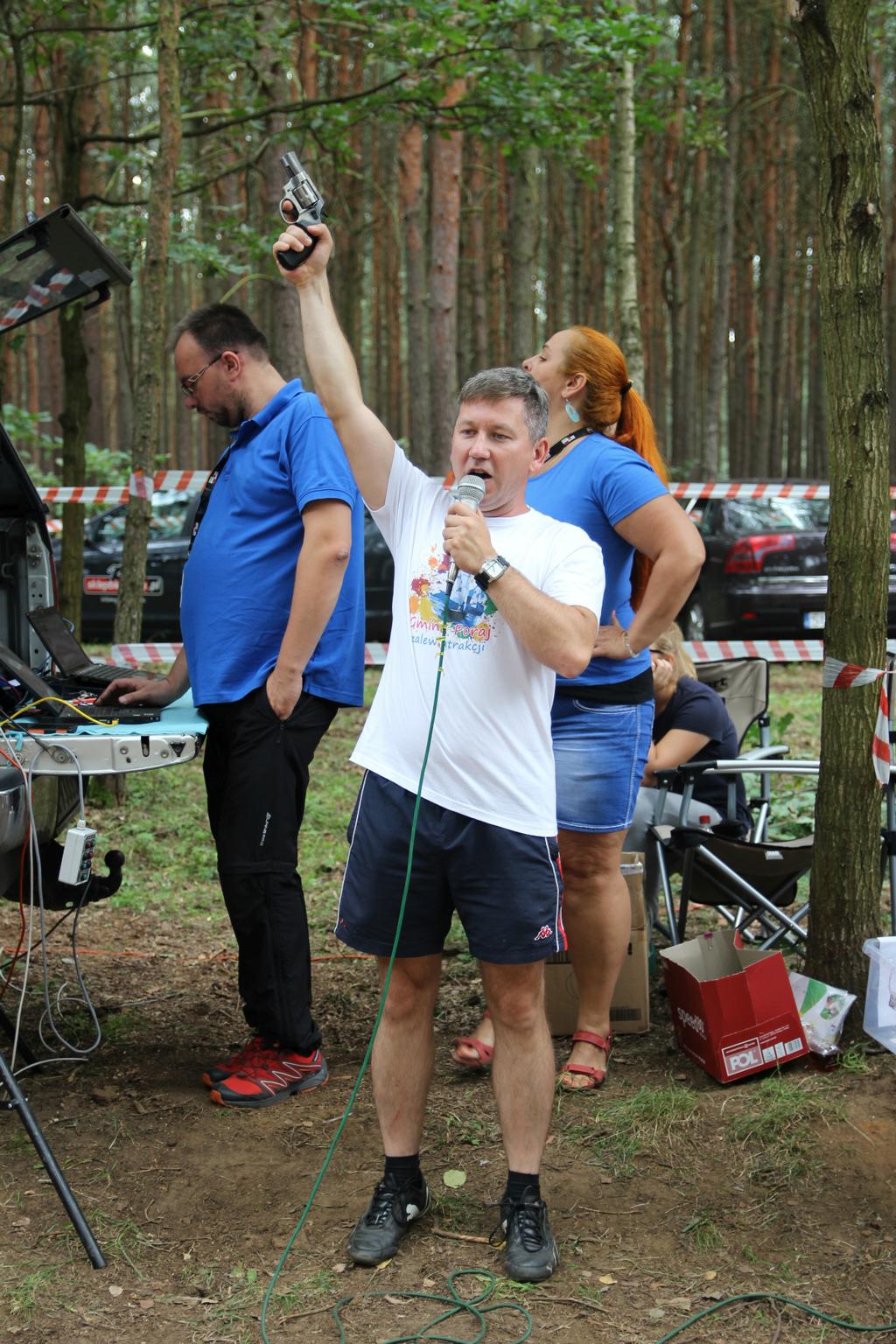 Fot.: Jolanta Lisowska, UG Poraj Oficlajny sygnał do startu dał prowadzący zawody Adam Zaczkowski Po sportowych zmaganiach na zawodników czekała część oficjalna I Zalewu Biegaczy, czyli honorowa