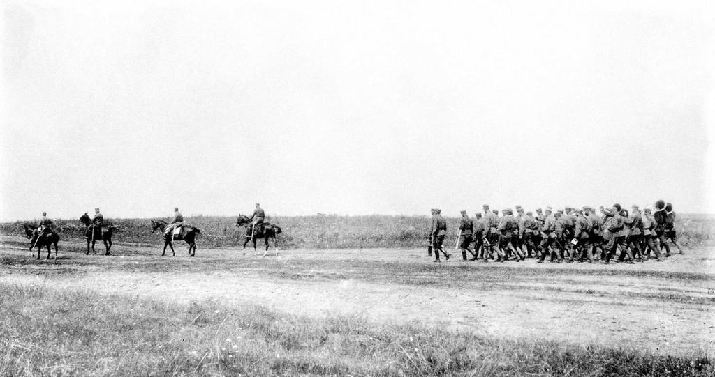 ...i orkiestry legionowej Defilada Legionów przed niemieckim generałem Friedrichem von Bernhardim w wołyńskim Czeremosznie 15 lipca 1916 roku.