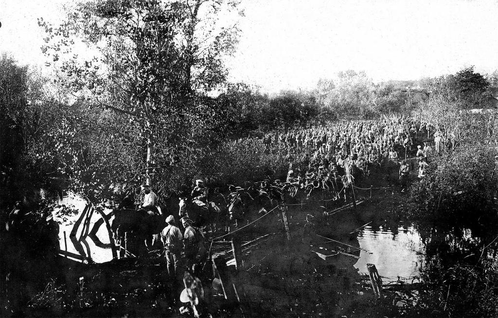 Rosyjska orkiestra wojskowa w trakcie przekraczania granicy z Austro-Węgrami na rzece Zbrucz w ukraińskiej
