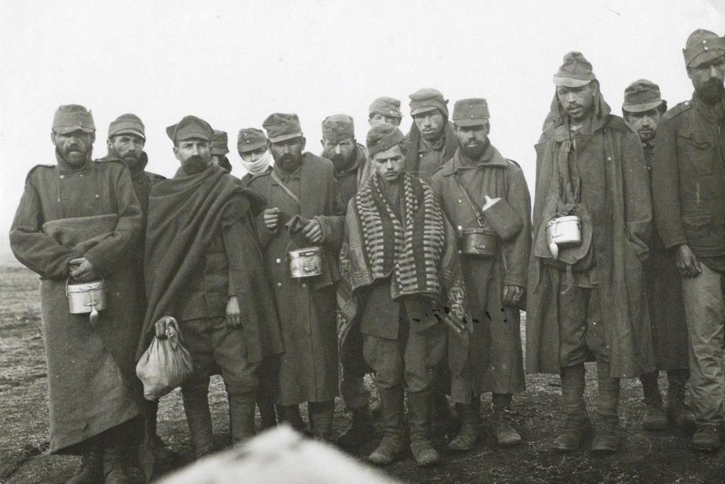 Jeńcy we Włoszech Polacy z armii austriackiej we włoskim obozie dla jeńców w La Mandria di Chivasso pod Turynem (Piemont) Zdjęcie zrobione już po