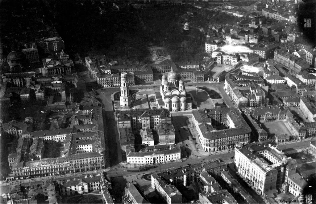 Trzecia zwrotka Hałacińskiego (1918) Panorama placu Saskiego Zdjęcie sprzed roku 1924 z prawosławnym soborem świętego Aleksandra Newskiego pośrodku, symbolem rosyjskiego panowania w Warszawie do roku