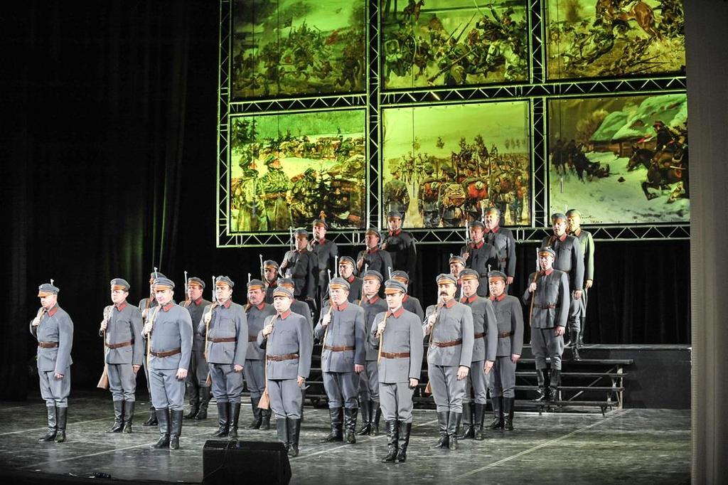 Reprezentacyjny Zespół Artystyczny Wojska Polskiego w mundurach strzeleckich/legionowych Mundury były siwe według pierwszych słów piosenki Jedzie, jedzie na Kasztance.
