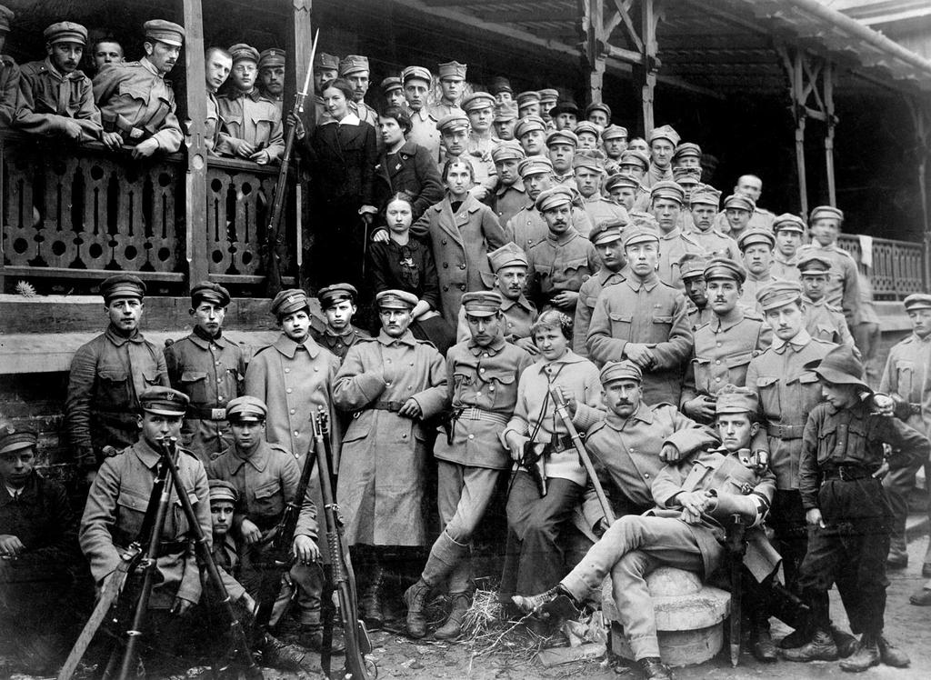 Pierwsze piosenki strzeleckie jeszcze na początku sierpnia 1914 roku, a następnie już legionowe, wyśpiewywano na różne żołnierskie i zawadiackie melodie Melodię słynnej Kadrówki zapożyczono z