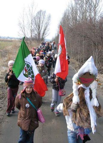 Będziemy niecną Marzannę Zimową Pannę palić jak dawny obyczaj każe z muzyką, radością, żartami i zabawą. Przybądźcie na tą uroczystość gdzie świętuje się pierwszy dzień wiosny i... wagarowicza.