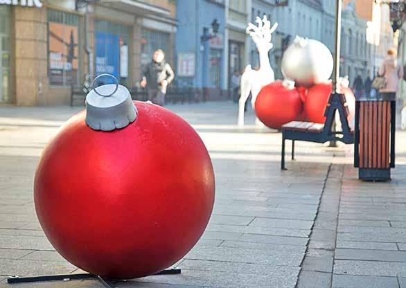4 DUŻE BOMBKI LOREM IPSUM 5 X-MAS BALL - BOMBKA XXL Stop nudnym dekoracjom świątecznym! Pora wnieść odrobinę szaleństwa do wystroju otoczenia dzięki gigantycznym, mieniącym się bombkom.