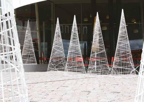 DEKORACJE AŻUROWE 15 CONE 3D - STOŻEK 3D Ażurowa przestrzenna dekoracja w kształcie stożka, która przywodzi na myśl tradycyjną choinkę.