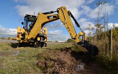 Ta wszechstronność działania w połączeniu z ogromną siłą odspajania, doskonałą kontrolą nad maszyną i układem hydraulicznym z podziałem wydatku w modelu 427F2 to gwarancja wysokiej wydajności i