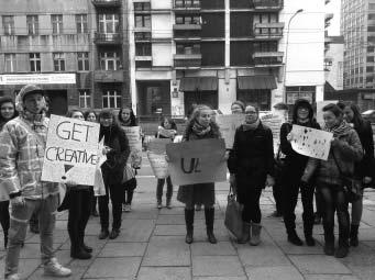 OMÓWIENIA I RECENZJE 181 Il. 2. Pikieta studentów Uniwersytetu Łódzkiego (fot. Kinga Klimczak).