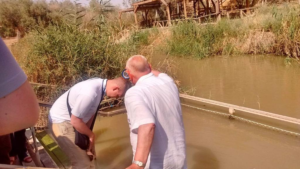 Odnowienie przyrzeczeń chrzcielnych w miejscu chrztu Jezusa w rzece