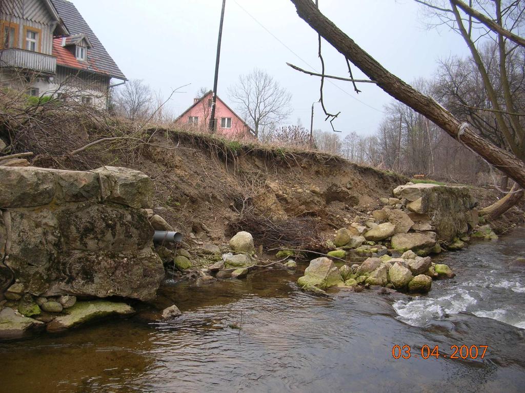 Zdjęcie nr 4 5 Opis projektowanego rozwiązania 5.1 Mur przy ul.1 Maja Zaprojektowano Ŝelbetowy, z okładziną z kamienia łupanego gr. 25 cm, mur oporowy podtrzymujący ulicę 1 Maja.